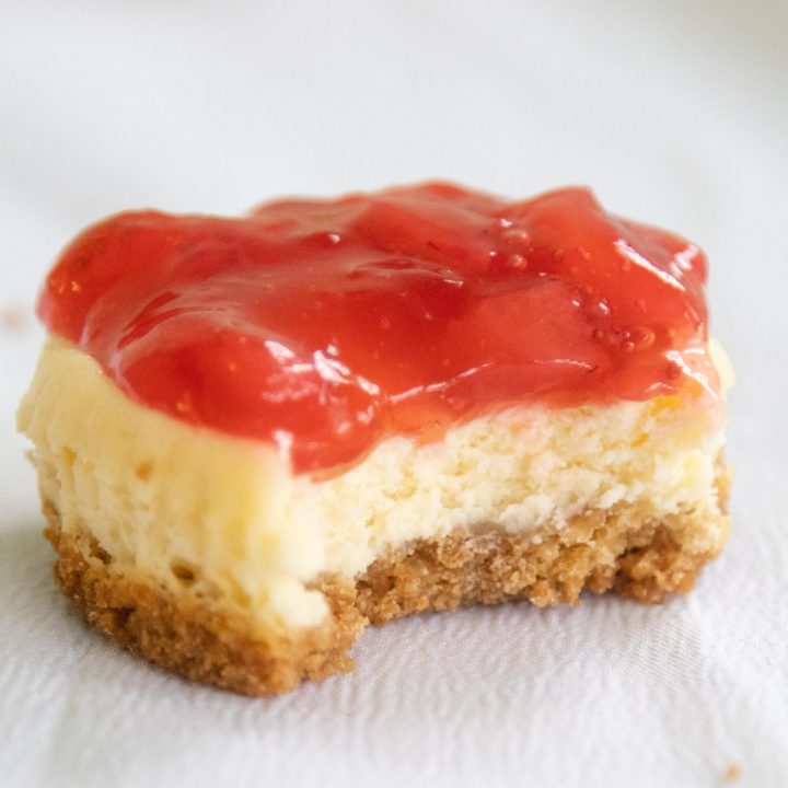 mini cheesecake with strawberry topping