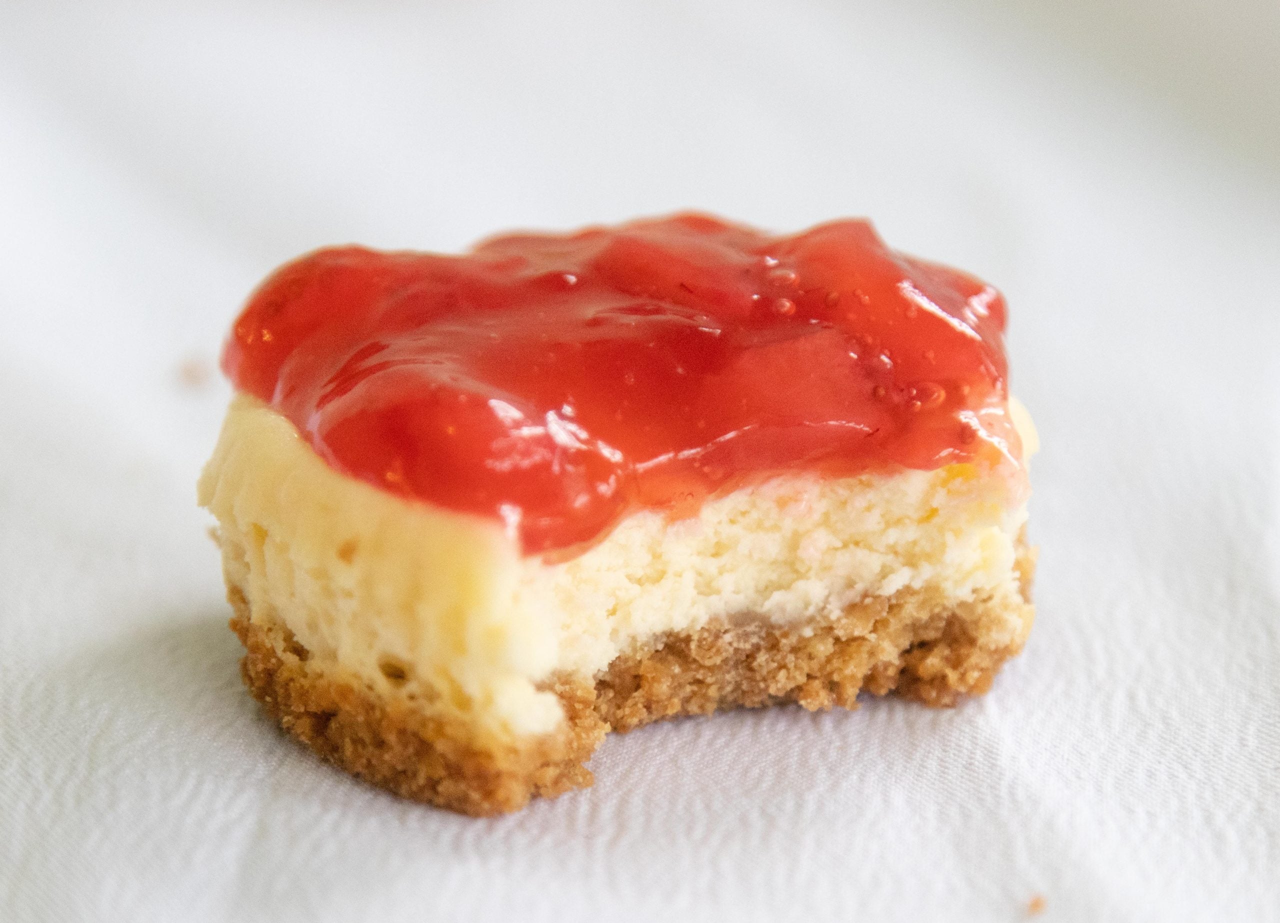 mini cheesecake with strawberry topping