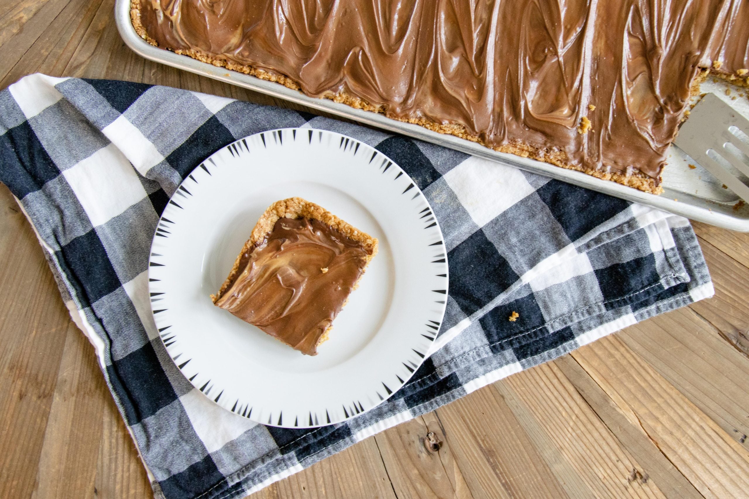 pan of bars with a single bar on a white plate nearby