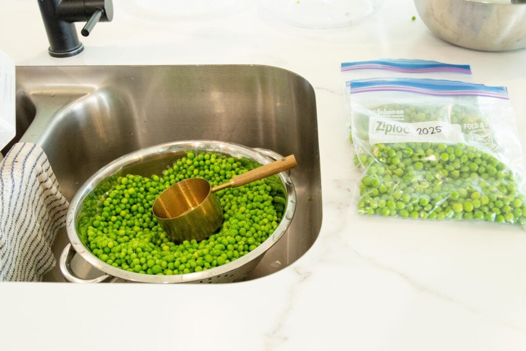 packaging blanched peas into bags