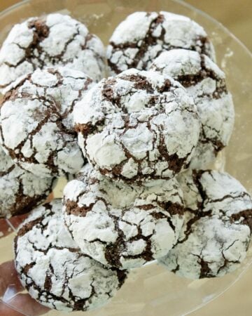a plate of chocolate crinkle cookies