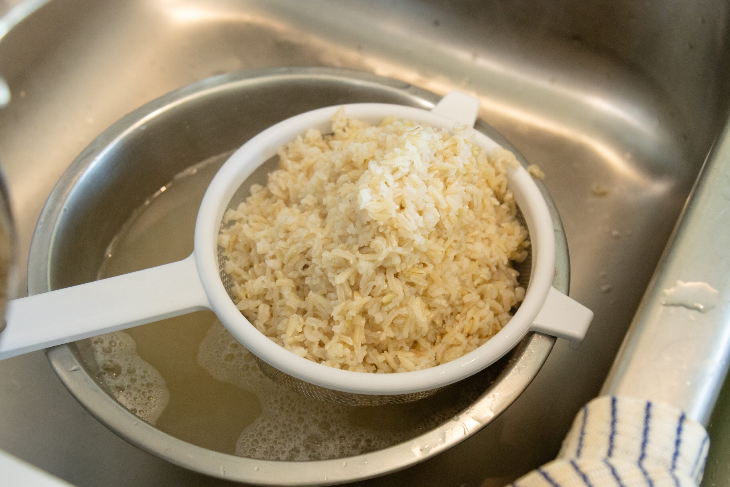 draining the rice in a strainer